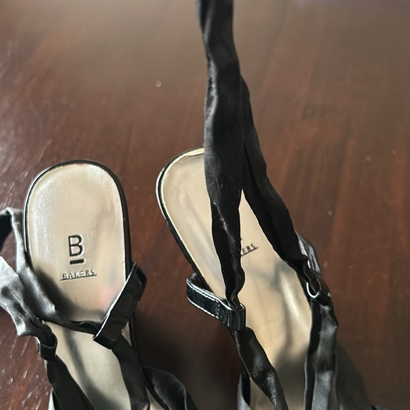 Cute satin material lace up wedges. The wedge part is black patent leather. - Picture 3 of 9